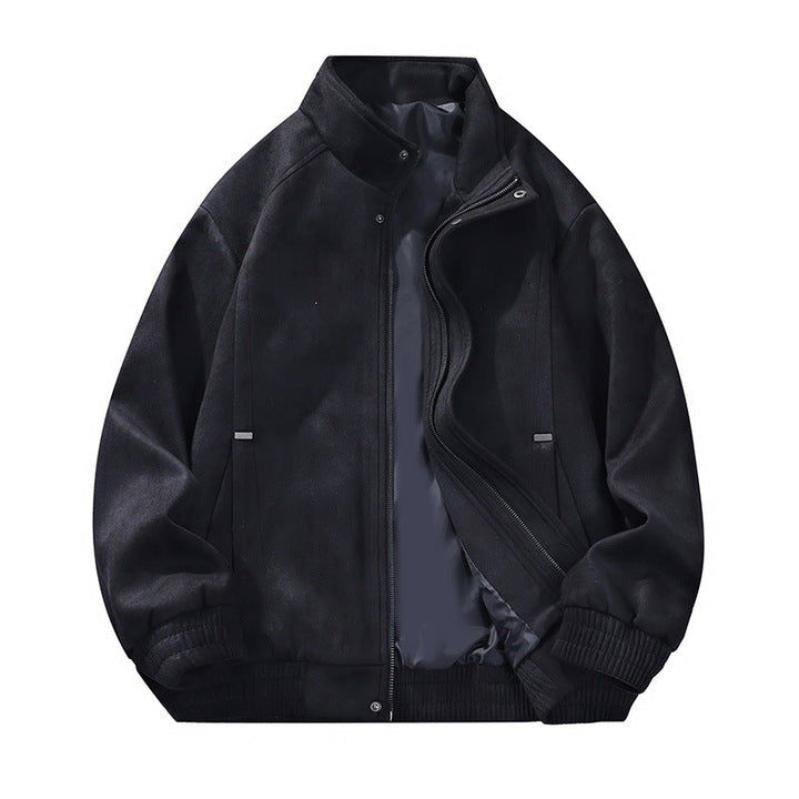 Detailansicht einer Herren Bomberjacke, zeigt das stilvolle Design und die lässige Passform für Männer.