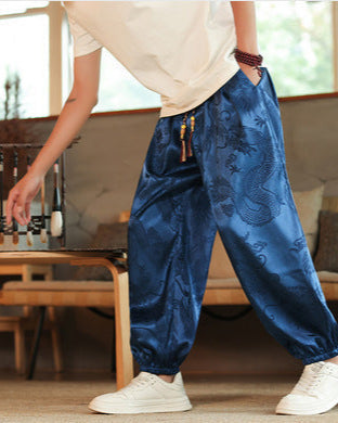 Stylische Herren-Haremshose im Ethno-Stil mit Drachenmuster. Komfortable Herbstmode mit Kordelzugbund.
