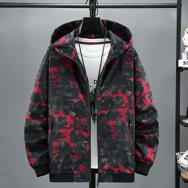 Moderner Look: Herren Camouflage Kapuzenjacke, figurbetont. Ideale Herbst- und Frühlingsjacke.