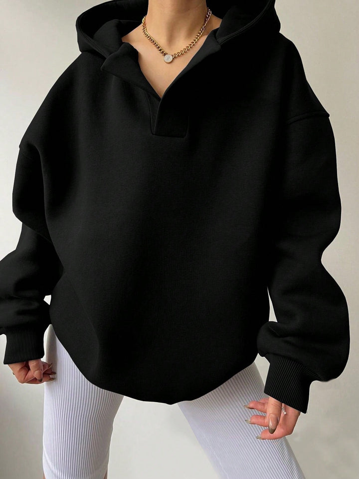 Moderner Damen Hoodie mit V-Ausschnitt & Oversize-Ärmeln. Ideal für einen entspannten Streetwear-Look.