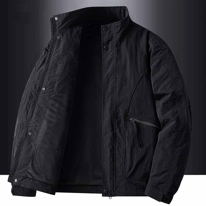 Moderne Herren Funktionsjacke, Schwarz. Leicht, atmungsaktiv, wasserabweisend für Sport & Outdoor im Frühling.