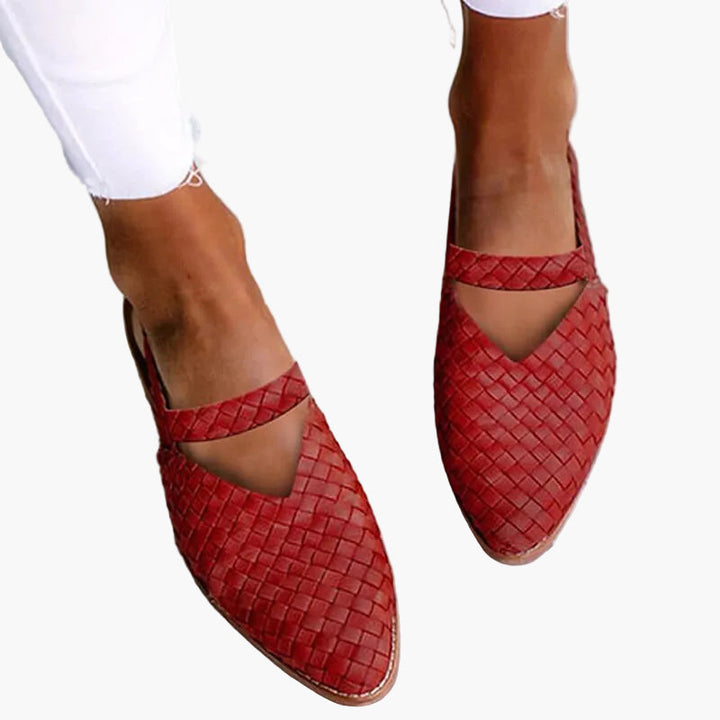 Stilvolle geflochtene Damen Sommerschuhe; elegante und bequeme Slipper für jeden Anlass.
