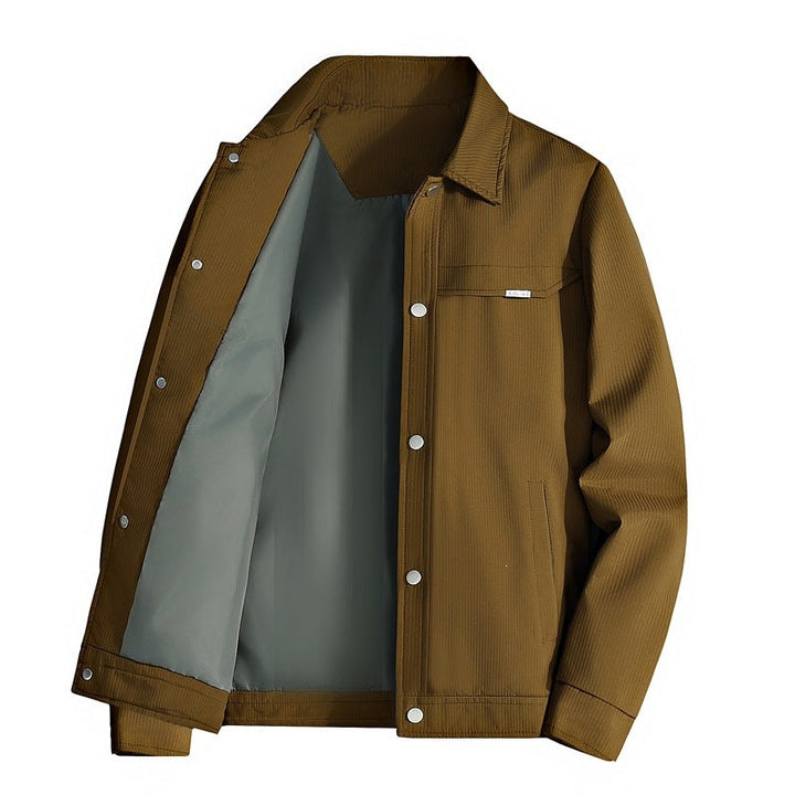 Nahaufnahme des atmungsaktiven Stoffes der leichten Herren Wanderjacke, ideal für aktive Tage draußen.