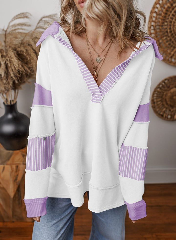 Frontansicht: Damen Oversize Sweatshirt mit V-Ausschnitt & feinen Streifen. Lässige Freizeitmode für Frauen.