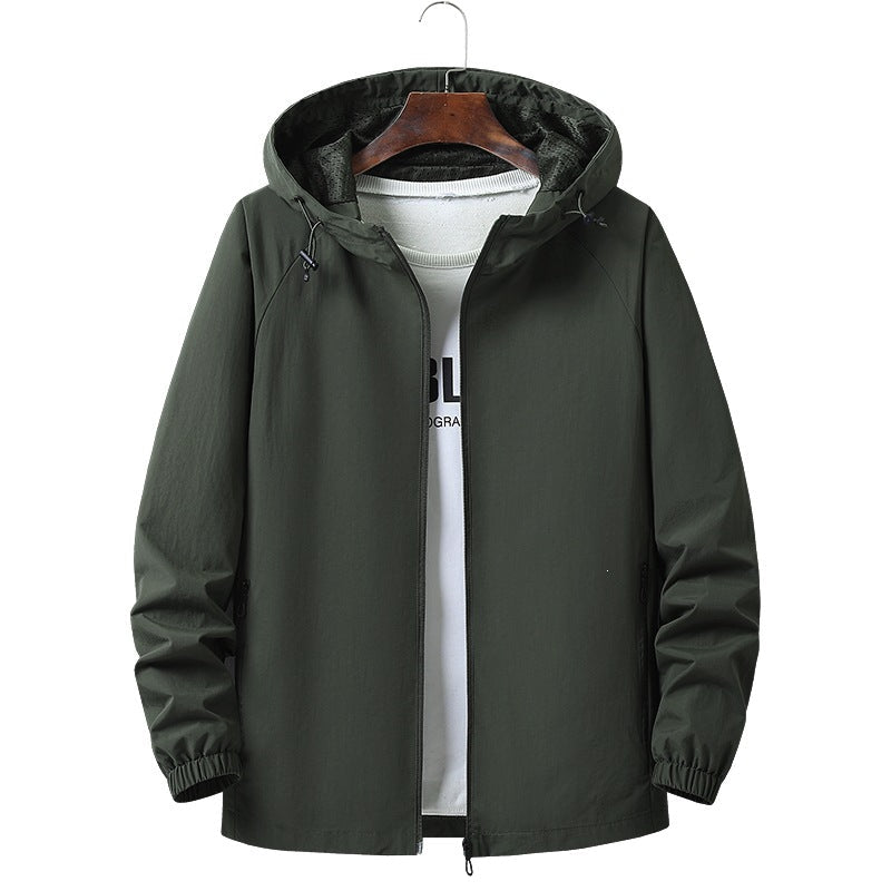 Leichte Herren Wanderjacke mit Kapuze in Orange, atmungsaktiv & schützend bei jedem Wetter.