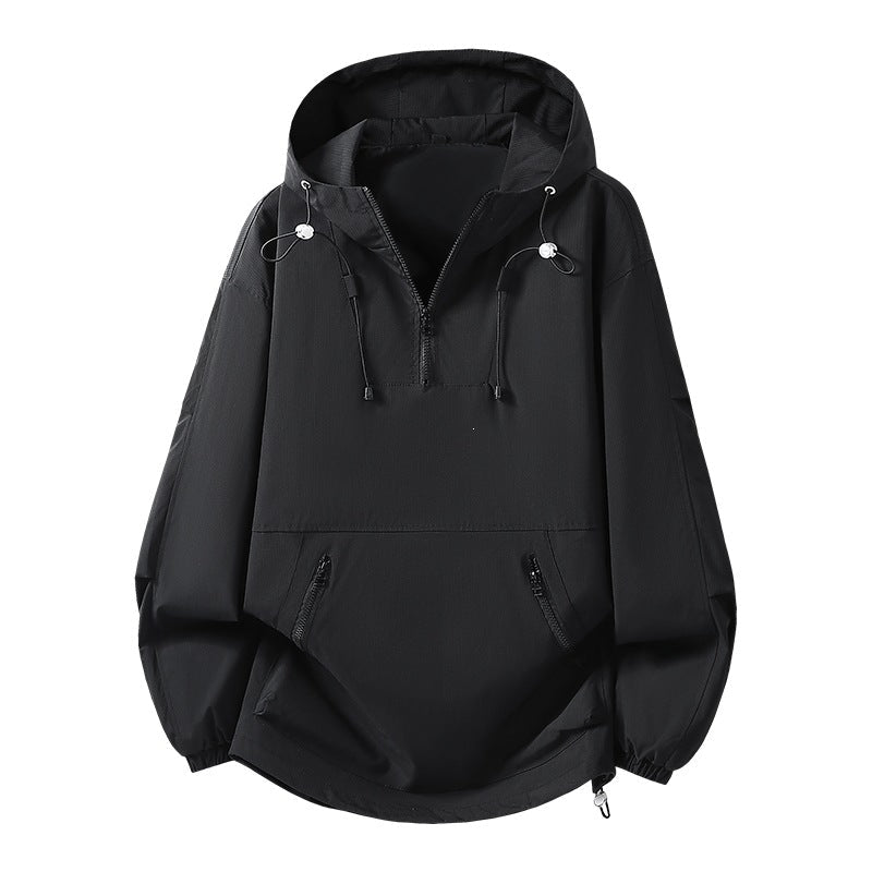 Mann trägt leichte Herren Windbreaker-Jacke beim Wandern, atmungsaktiv & bequem für jede Outdoor-Aktivität.