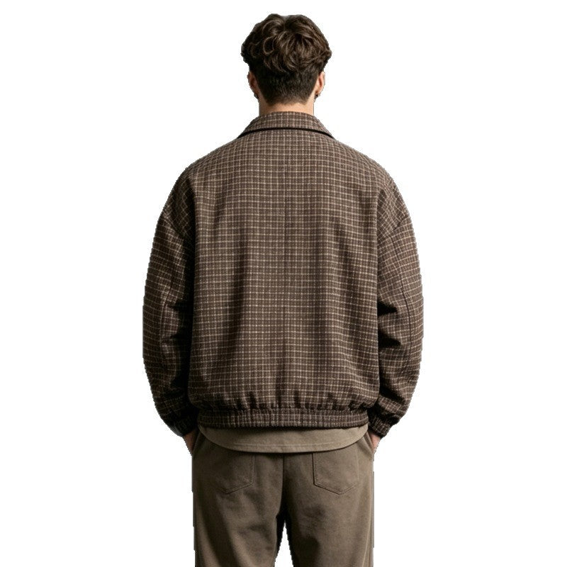 Detailaufnahme der karierten Herrenjacke, zeigt robustes Material & feines Karomuster für Freizeit & Komfort.