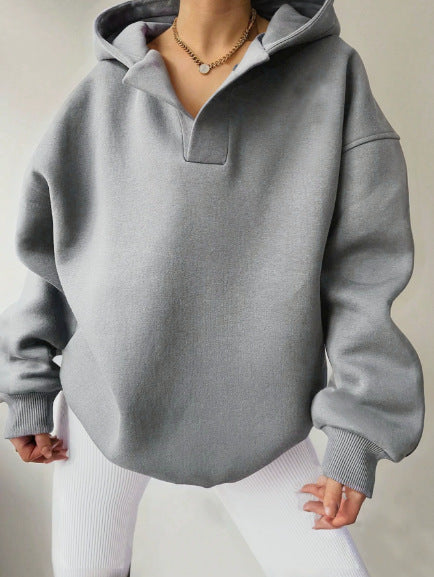 Lässiger Damen Hoodie im Oversize-Stil, V-Ausschnitt, Rippbündchen. Perfekt für Herbst Streetwear Outfits.