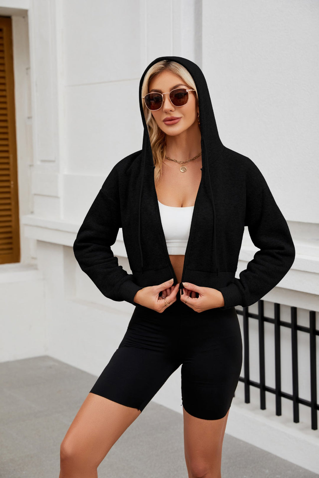 Praktische Damen Zip-Hoodie Jacke, kurz & modern, mit Kapuze für Komfort im Athleisure-Stil.