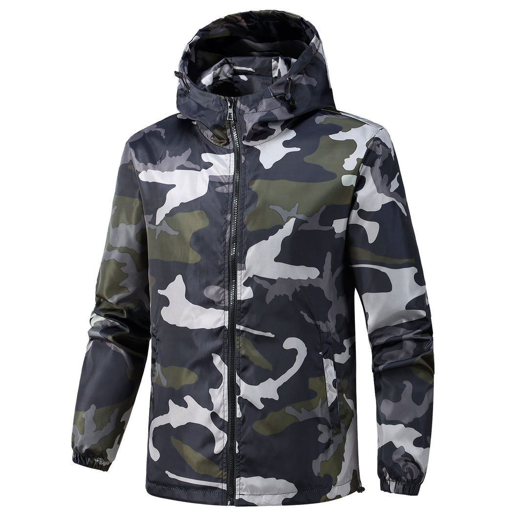 Moderner Herren-Look: leichte Camouflage-Kapuzenjacke, ideal für Urban-Streetwear & sportliche Freizeit.