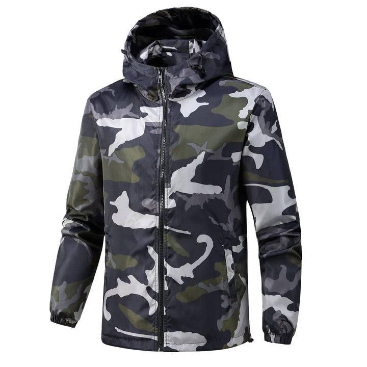 Moderner Herren-Look: leichte Camouflage-Kapuzenjacke, ideal für Urban-Streetwear & sportliche Freizeit.