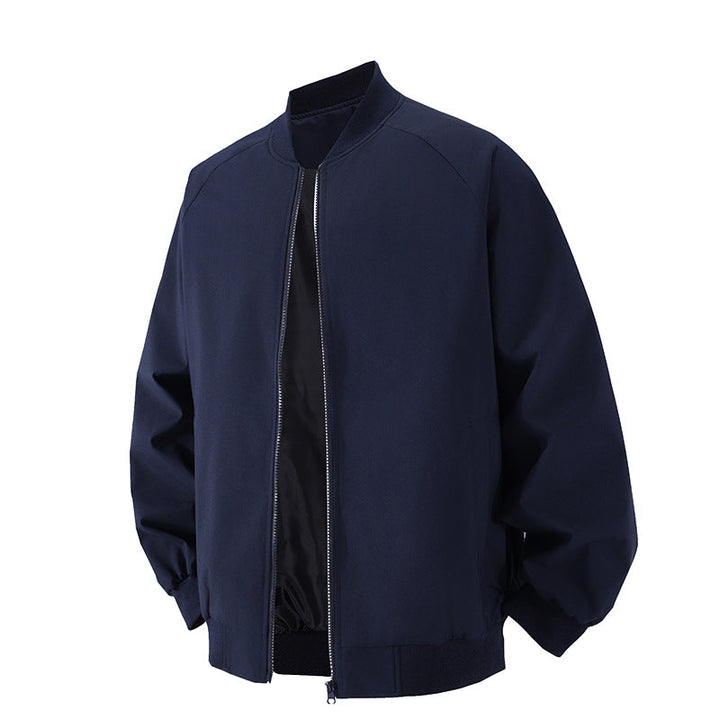 Mann trägt lässige grüne Bomberjacke kombiniert mit Jeans. Stilvolle Herren Mode für den modernen Alltag.