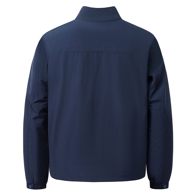 Seitlicher Blick auf die leichte Herren Übergangsjacke mit Stehkragen, schlank geschnitten, ideal für Freizeit.