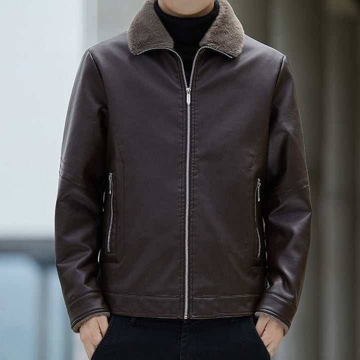 Modische braune Herren Kunstlederjacke mit Stehkragen, Reißverschluss und praktischen Taschen.