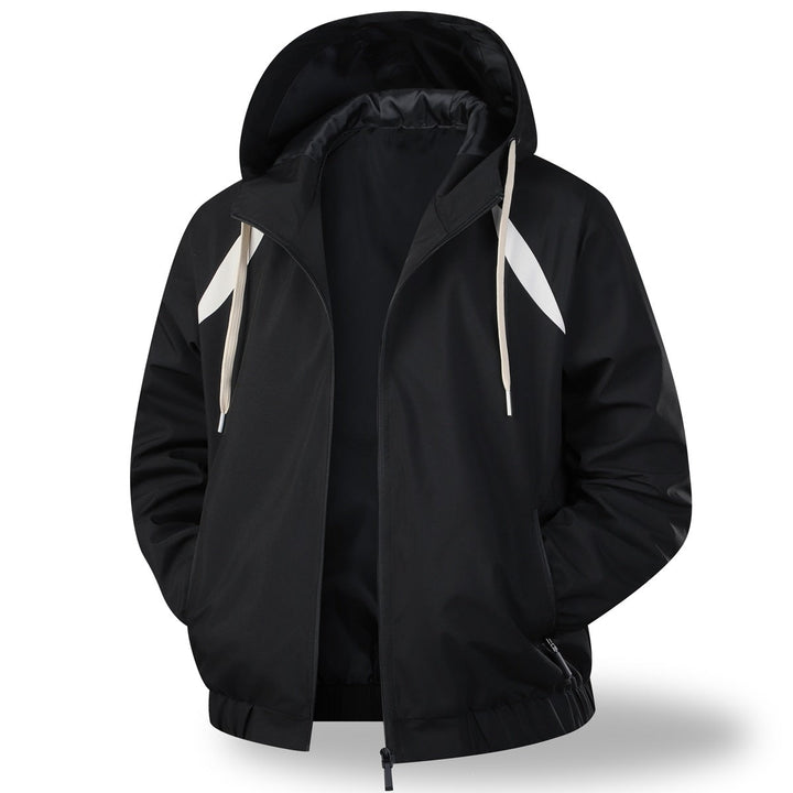 Mann trägt stilvolle, leichte Herren-Übergangsjacke in Schwarz. Wetterfeste, bequeme Outdoor-Kapuzenjacke.