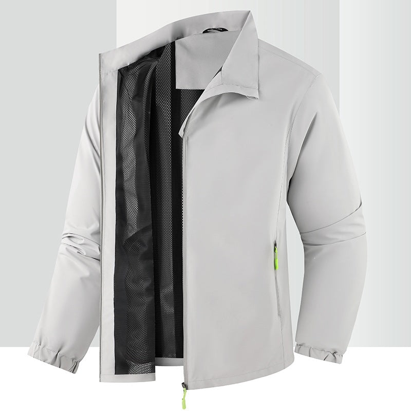 Detailansicht: Reißverschluss und Kapuze der atmungsaktiven Herren Windjacke, vielseitige Herrenmode.