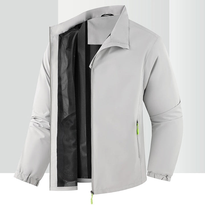 Detailansicht: Reißverschluss und Kapuze der atmungsaktiven Herren Windjacke, vielseitige Herrenmode.