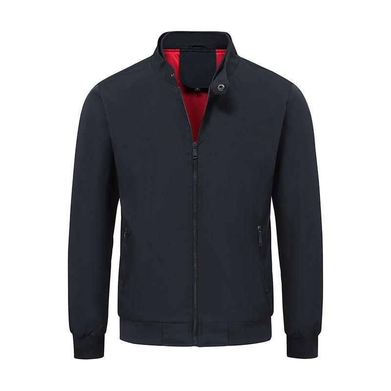 Detail der leichten Herren-Übergangsjacke mit verdecktem Reißverschluss, Hochkragen und seitlichen Taschen.