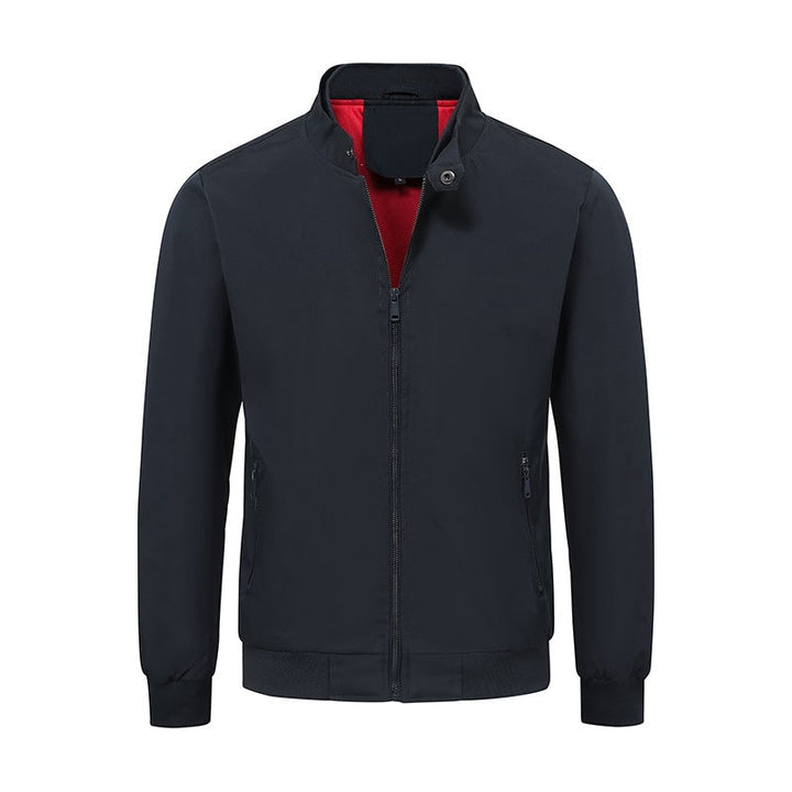 Detail der leichten Herren-Übergangsjacke mit verdecktem Reißverschluss, Hochkragen und seitlichen Taschen.