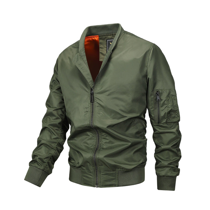 Herren Leichte Bomberjacke in Schwarz, ideal als stylische Übergangsjacke für den urbanen Alltag.