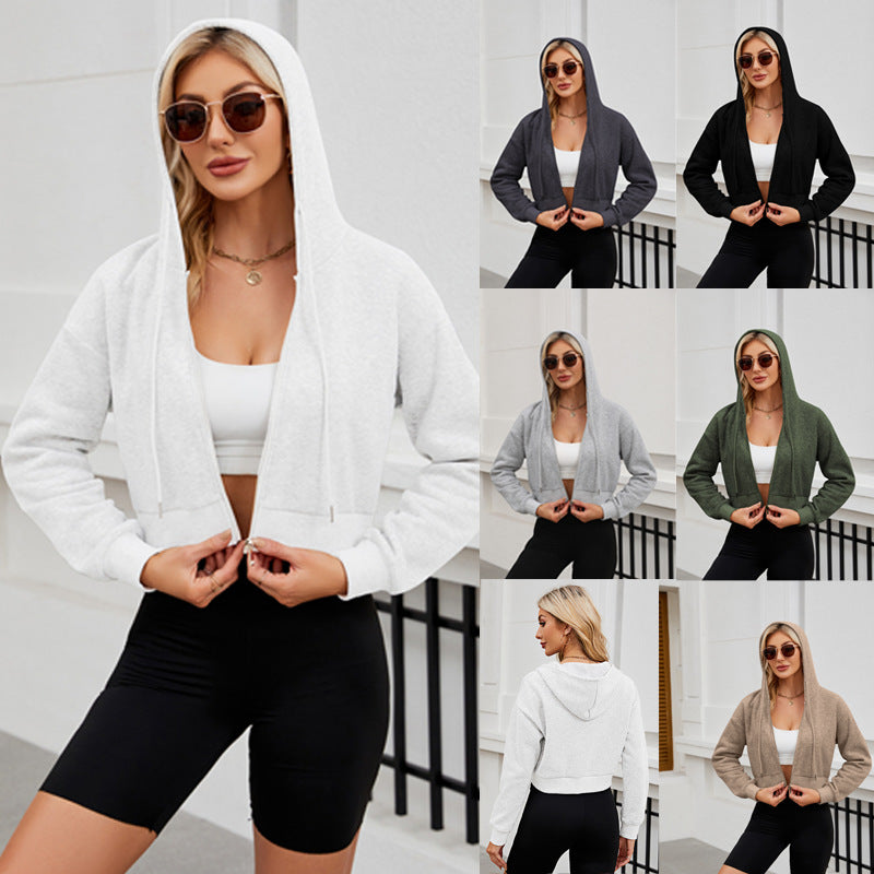Kurze Damen Zip-Hoodie Jacke mit Kapuze für sportliche Freizeitlooks, lockerer Schnitt, modernes Design.
