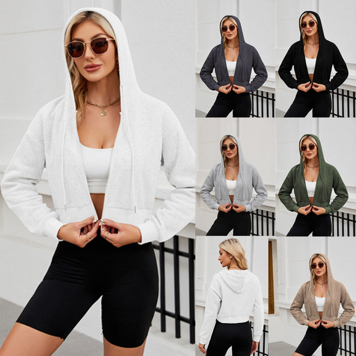 Kurze Damen Zip-Hoodie Jacke mit Kapuze für sportliche Freizeitlooks, lockerer Schnitt, modernes Design.