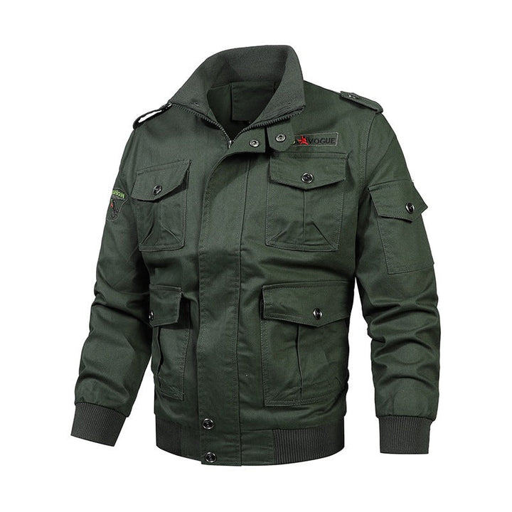 Mann trägt olivgrüne Herren Militär Utility Jacke, lässig & robust, perfekte Übergangsjacke für Outdoor-Abenteuer.