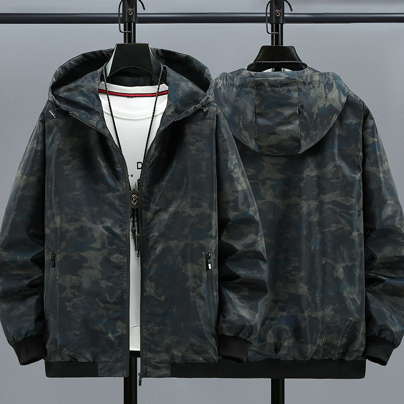 Rückenansicht der Herren Camouflage Kapuzenjacke. Ideal als lässige Oberbekleidung.