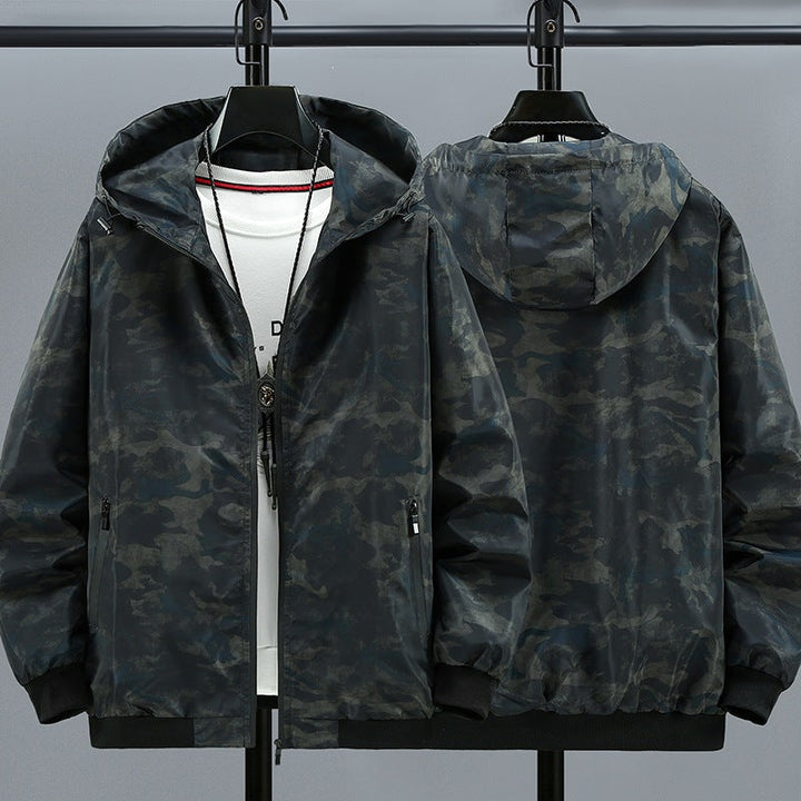 Rückenansicht der Herren Camouflage Kapuzenjacke. Ideal als lässige Oberbekleidung.
