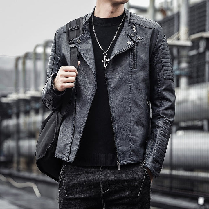 Detailansicht: Modische schwarze Reißverschlussjacke für Herren im Biker-Stil, perfekt für Streetwear.