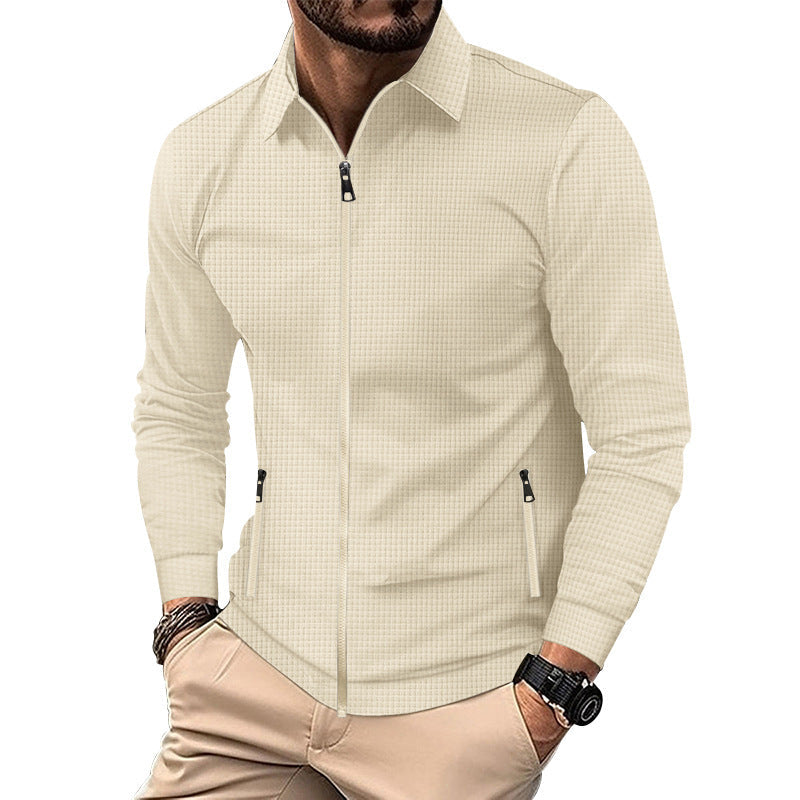 Mann trägt elegantes Slim-Fit Zip-Überhemd, strukturiert, mit Hemdkragen. Business Casual Outfit.
