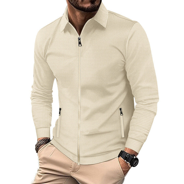Mann trägt elegantes Slim-Fit Zip-Überhemd, strukturiert, mit Hemdkragen. Business Casual Outfit.