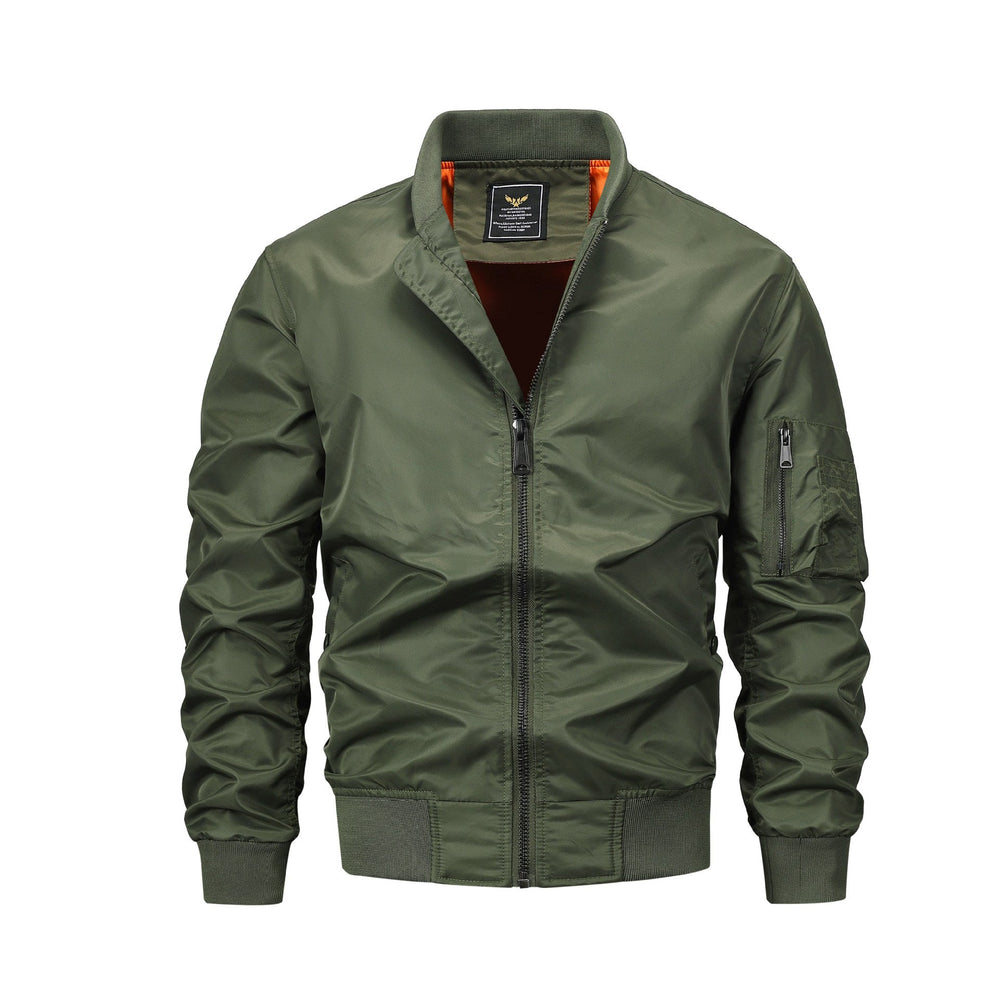 Modischer Mann trägt eine leichte Bomberjacke in Dunkelblau, perfekt für Freizeit und einen stilvollen Look.