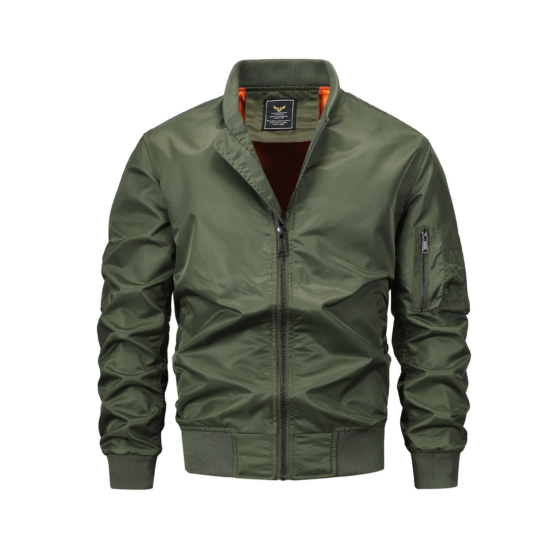 Modischer Mann trägt eine leichte Bomberjacke in Dunkelblau, perfekt für Freizeit und einen stilvollen Look.
