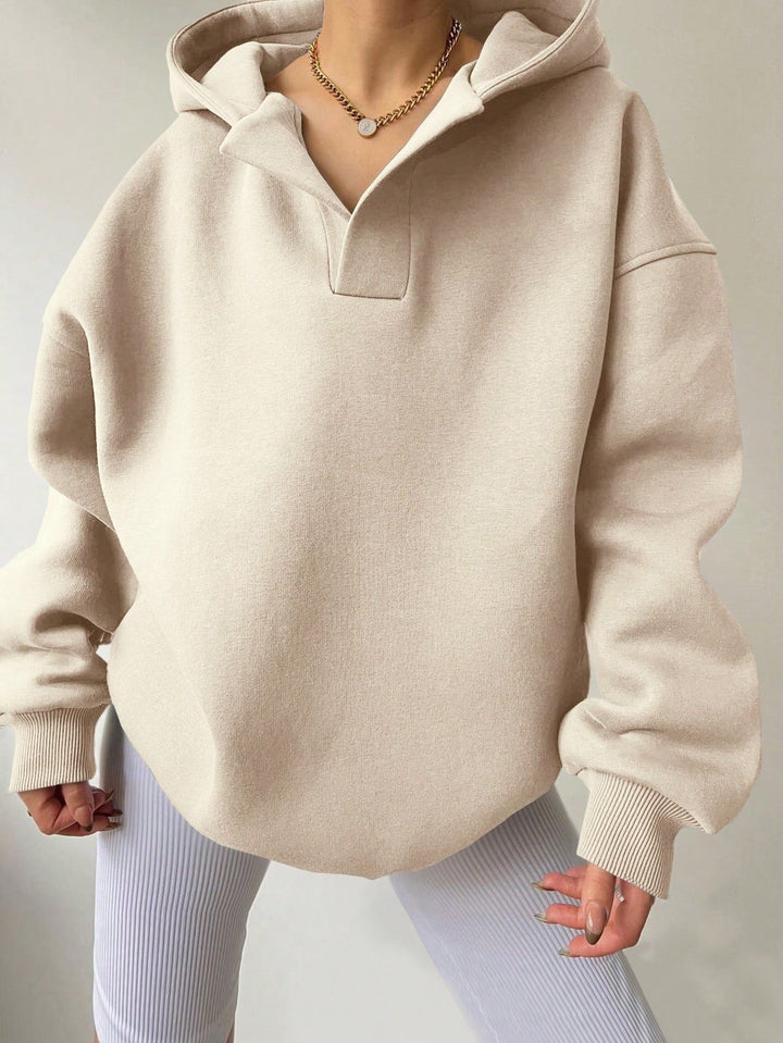 Trendiger Damen Oversize Hoodie, V-Ausschnitt und Rippbündchen. Optimaler Tragekomfort im Herbst.