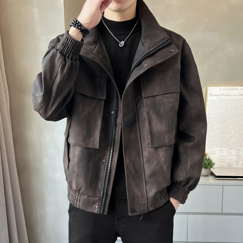 Mann trägt stylische Herren Urban Jacke, dunkelgrau, im urbanen Stil. Ideal für Freizeit & sportlichen Look.