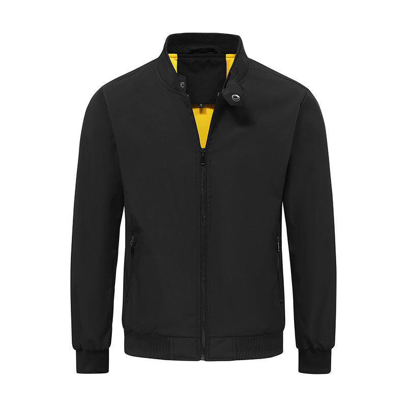 Sportlich-elegante leichte Übergangsjacke für Herren, mit Reißverschluss und hohem Kragen, optimal für Outdoor-Aktivitäten.