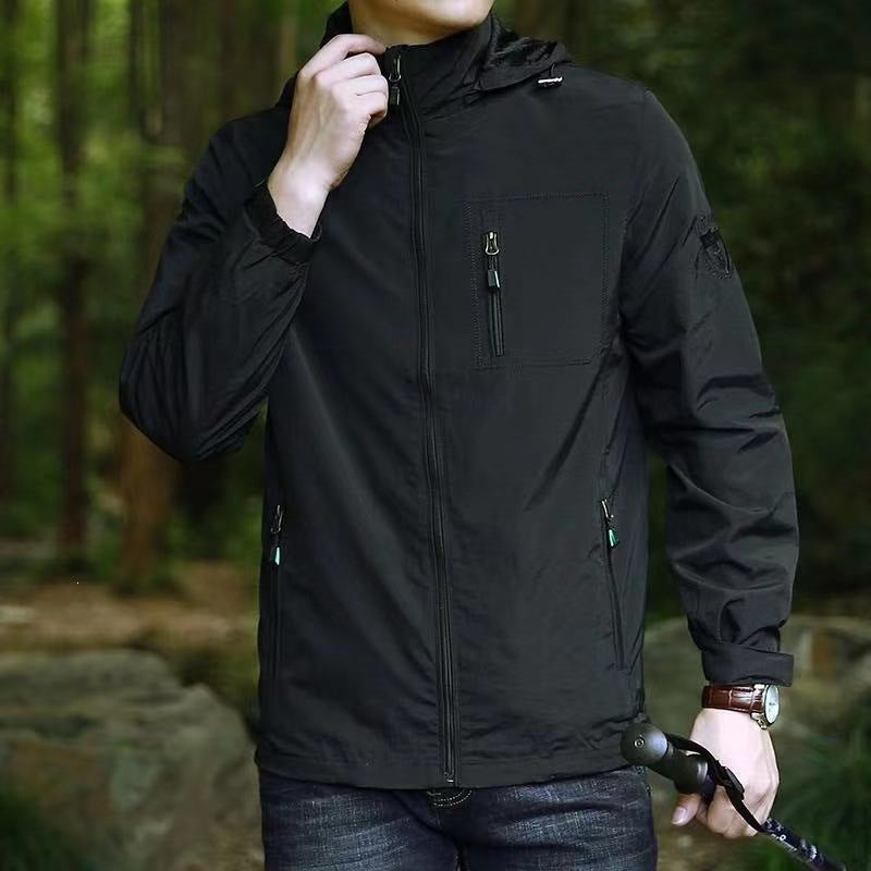 Leichte, sportliche Herren Outdoorjacke, wasserabweisend & winddicht, der ideale Begleiter für jede Jahreszeit.