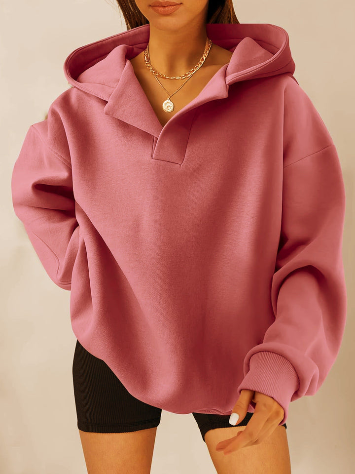 Lässiger Chic: Damen Oversize Kapuzenpullover mit V-Ausschnitt. Trendig und super bequem.