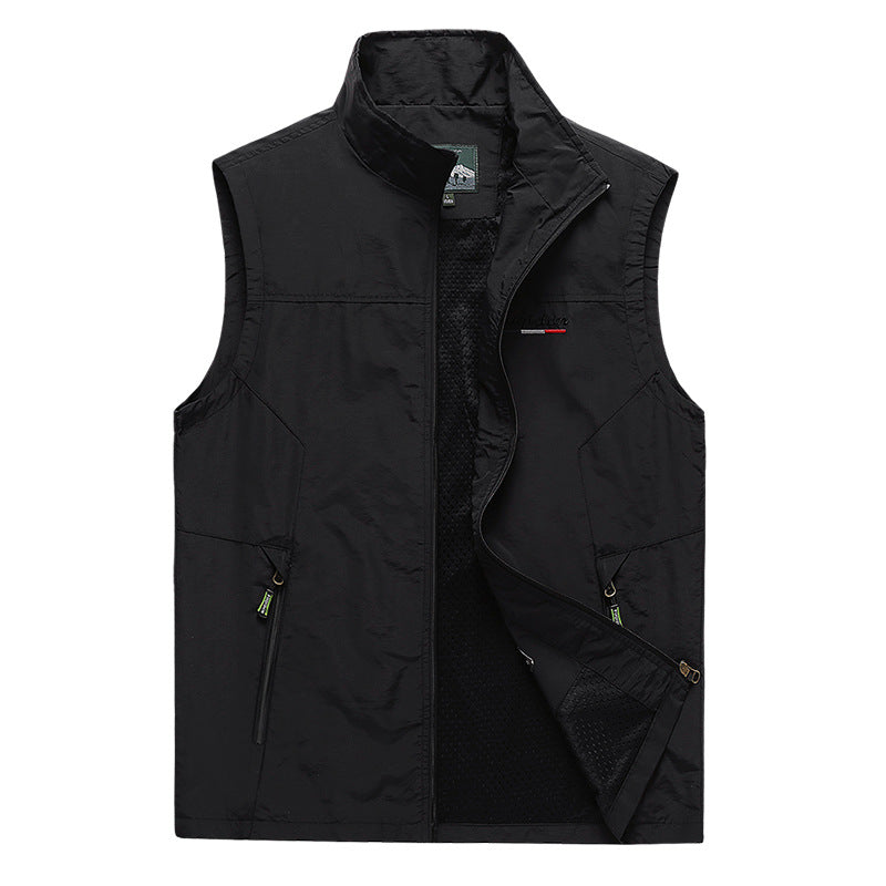 Frontansicht der grauen Herren Kapuzenweste mit Reißverschluss; leichte Weste für lässige Herbst-Outfits.