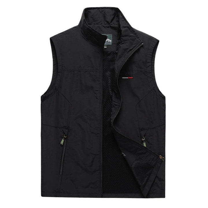 Frontansicht der grauen Herren Kapuzenweste mit Reißverschluss; leichte Weste für lässige Herbst-Outfits.