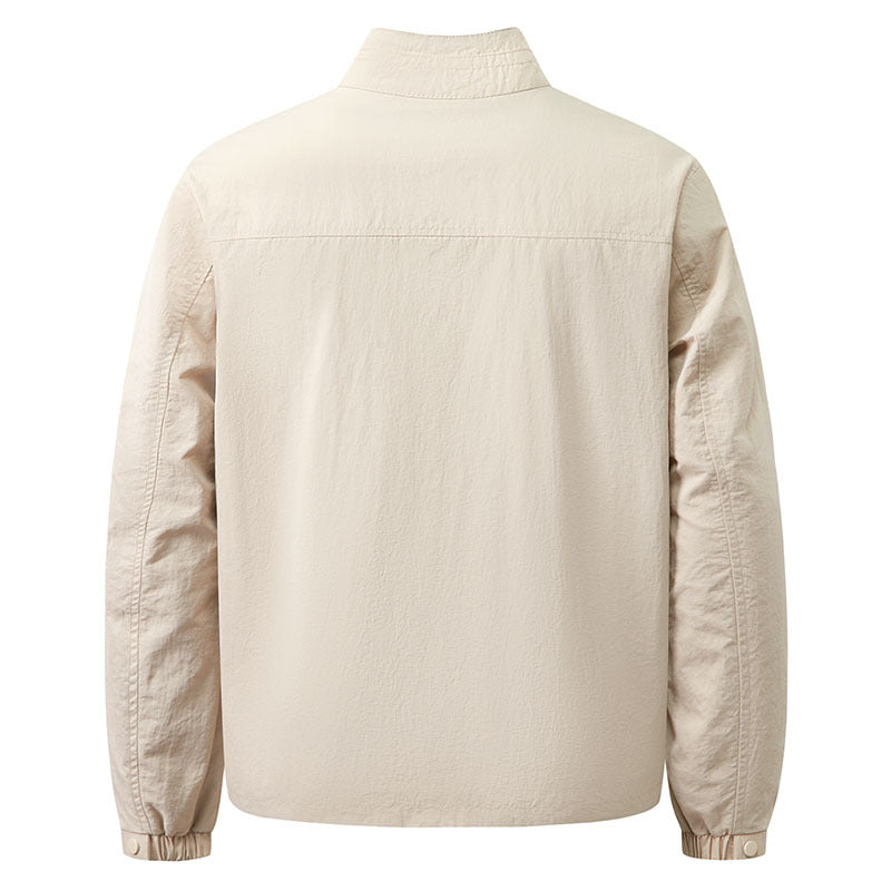 Rückseite der modernen Herren Übergangsjacke mit Stehkragen, leicht & bequem für täglichen Gebrauch.