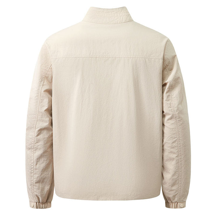 Rückseite der modernen Herren Übergangsjacke mit Stehkragen, leicht & bequem für täglichen Gebrauch.