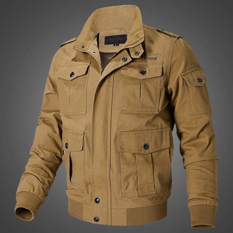 Stilvolle schwarze Herren Outdoorjacke im Militärstil mit vielen funktionellen Taschen. Lässige Mode.