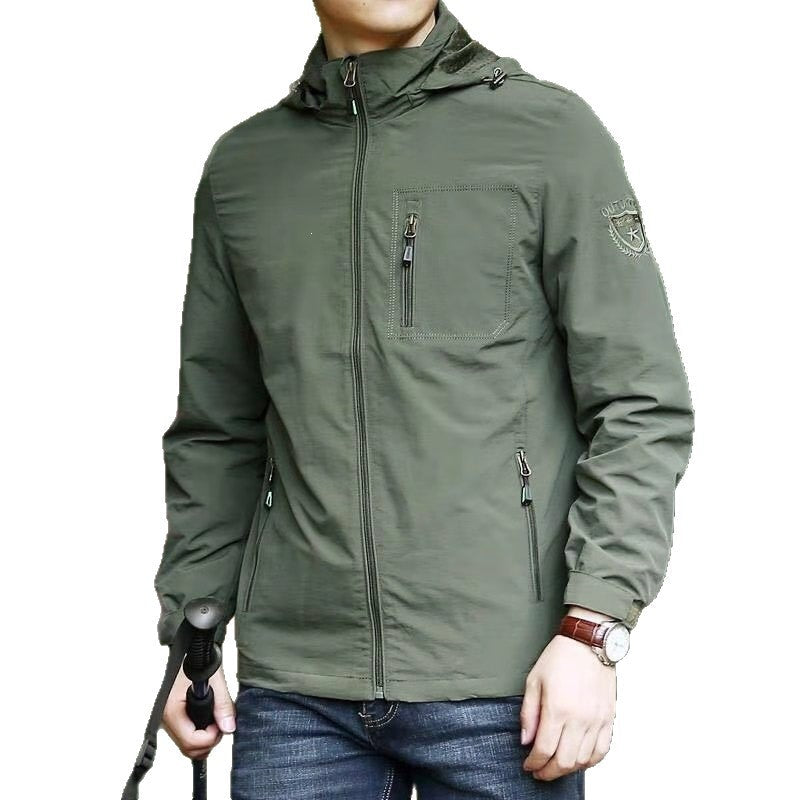 Mann genießt die Natur in seiner leichten, winddichten Herren Outdoorjacke, perfekt für jedes Abenteuer.