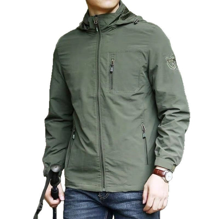 Mann genießt die Natur in seiner leichten, winddichten Herren Outdoorjacke, perfekt für jedes Abenteuer.