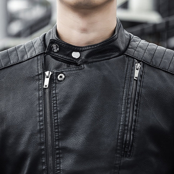 Dunkelblaue Herren-Bikerjacke, urbane Herbstmode. Stilvolle Reißverschlussjacke für modische Männerbekleidung.