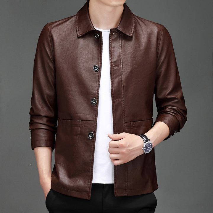 Nahaufnahme des robusten, hochwertigen Stoffes einer eleganten Herren-Übergangsjacke in Schwarz.