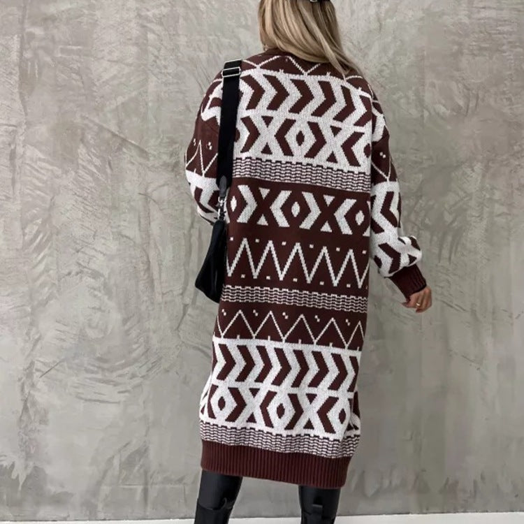 Gemütlicher Damen Cardigan mit weitem Schnitt und geometrischem Design. Lässige Überwurfjacke für die kalte Jahreszeit.