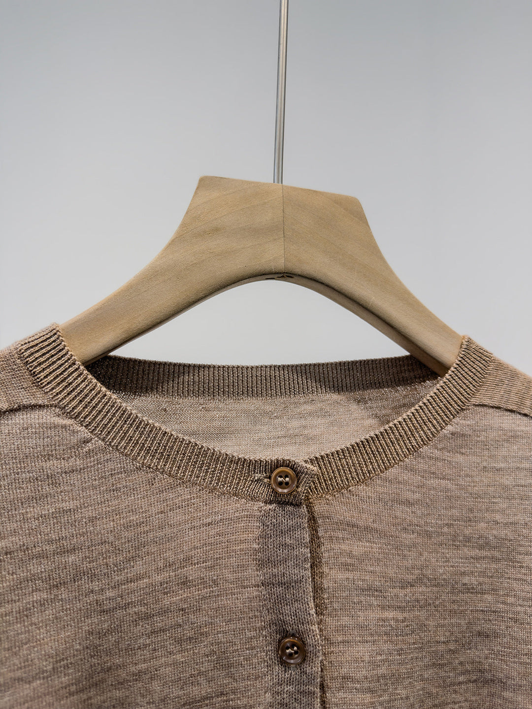 Eleganter Damen Strickcardigan mit Knöpfen, zeitloses Design & vielseitig. Klassische Langarm-Strickjacke für Damenmode.